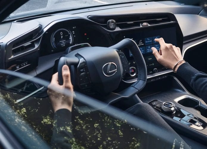 Detalhe de manche no Lexus RZ4 elétrico