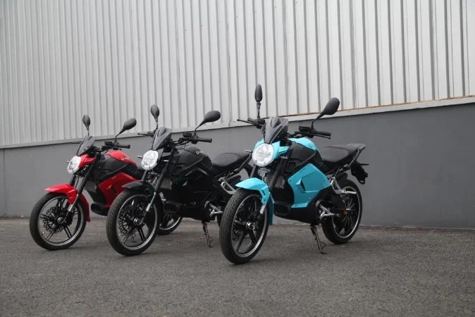 Três motos elétricas lado a lado