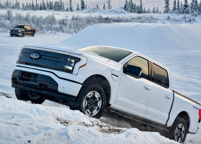 F-150 Lightning na cor branca subindo um monte coberto de neve