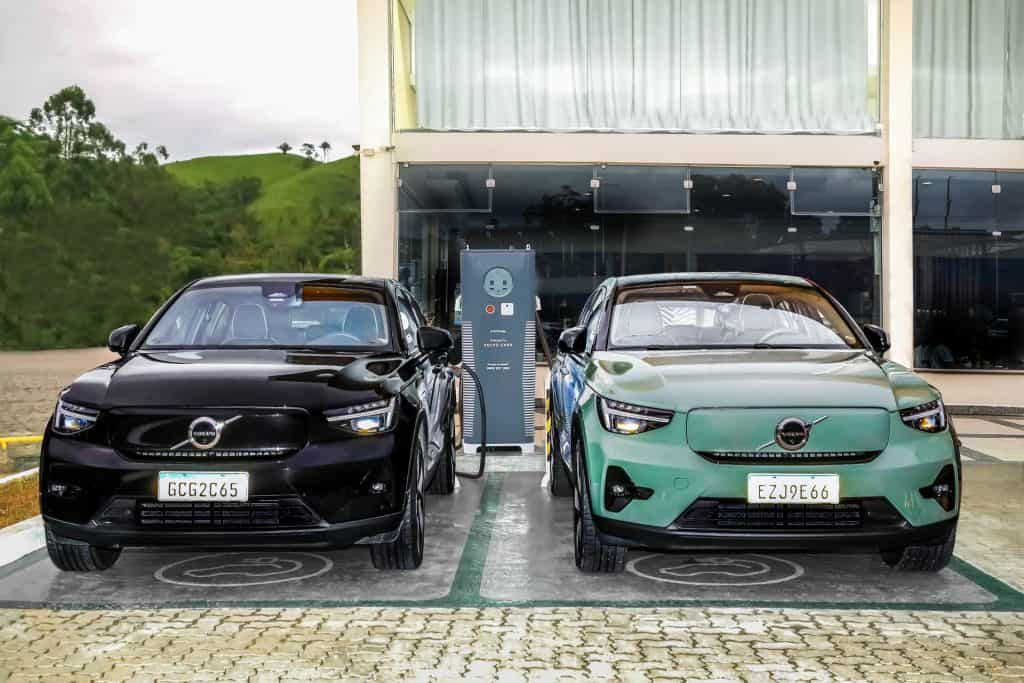 Dois veículos da Volvo em uma estação de carregamento no Brasil