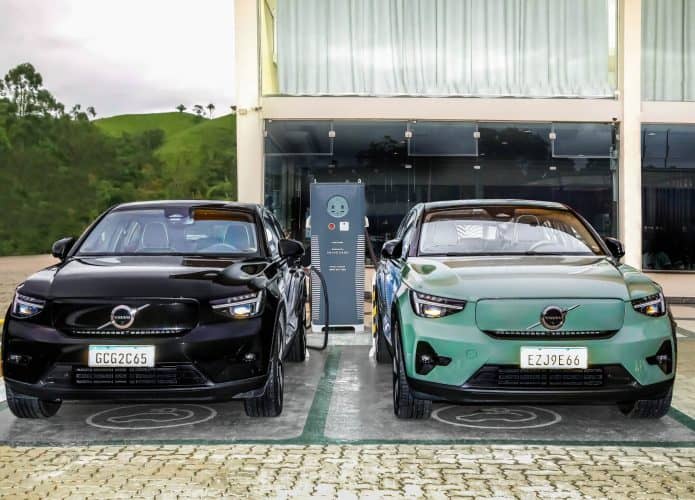 Dois veículos da Volvo em uma estação de carregamento no Brasil