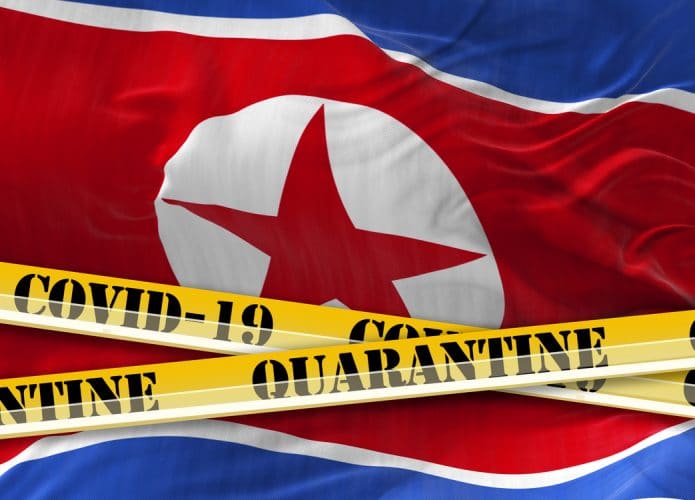 Bandeira da Coreia do Norte com faixas amarelas com os dizeres quarantine e covid-19