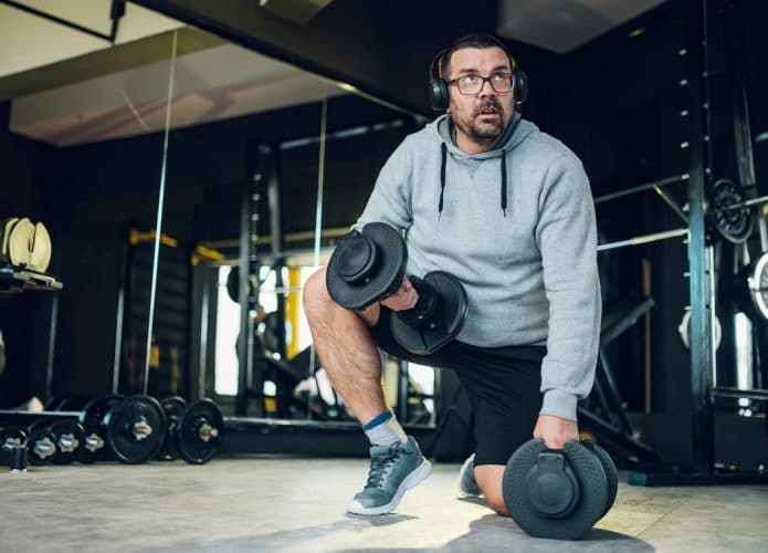 Homem com excesso de peso tentando perder peso