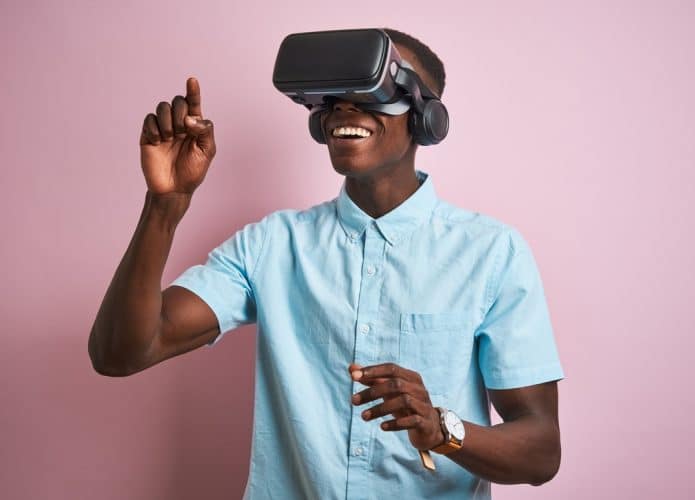Jovem jogando jogo de realidade virtual usando óculos