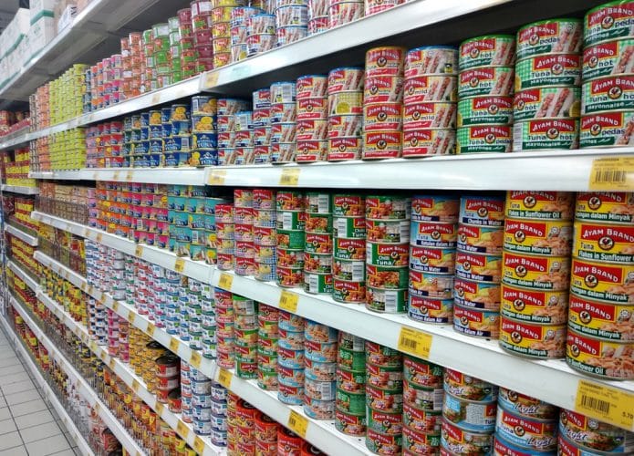 Corredor de mercado com alimentos industrializados