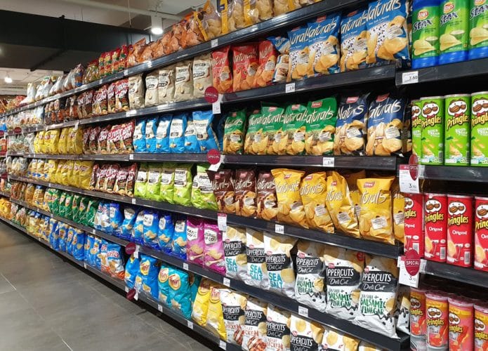 Corredor de marcado com diversos alimentos industrializados