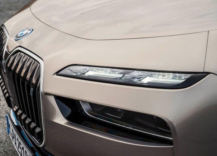 Farol dianteiro da BMW i7 com cristais Swarowski