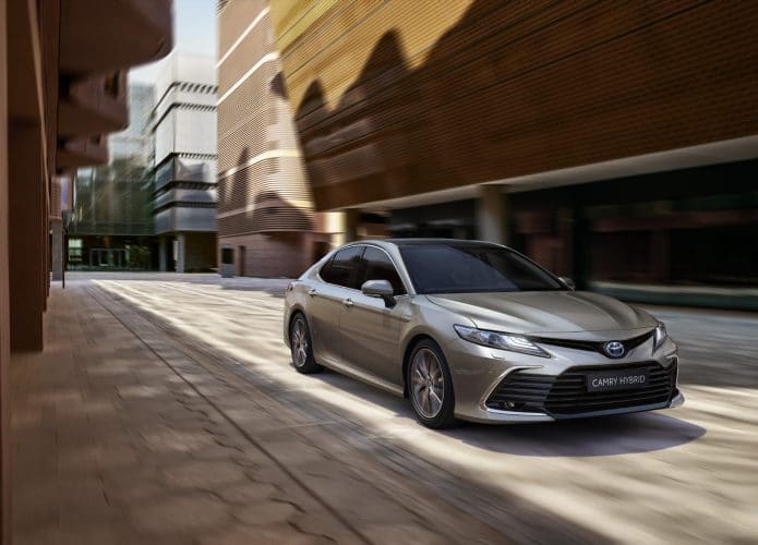 Camry híbrido, sua única versão no retorno do sedan de luxo ao Brasil