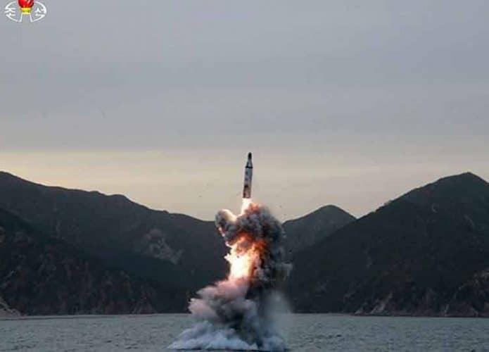 disparo-missil-submarino-coreia-do-norte-695x500
