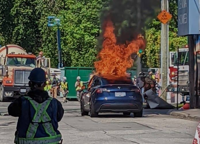 Imagem que se tornou viral nas redes sociais, com o Tesla que pegou fogo