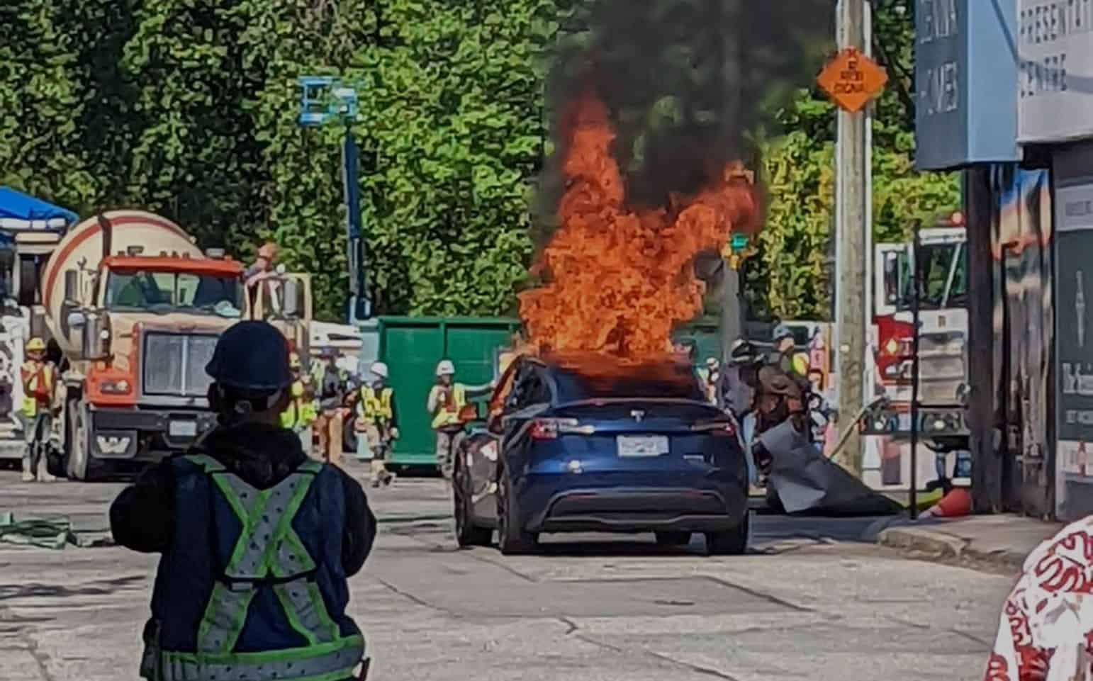 Imagem que se tornou viral nas redes sociais, com o Tesla que pegou fogo