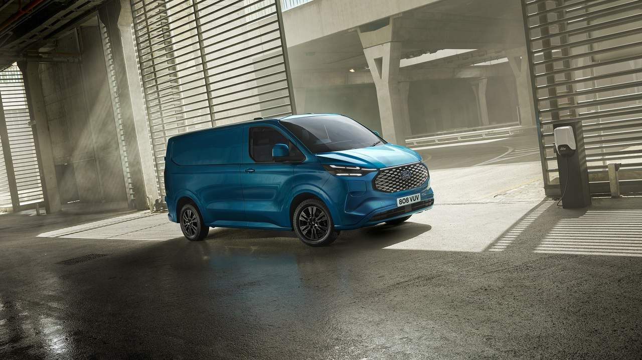 Ford revela E-Transit Custom, furgão elétrico com 380 km de alcance