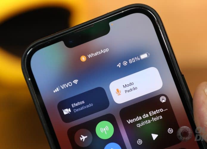 iPhone com iOS 15 e Isolamento de voz (Imagem: Mario Kurth/Olhar Digital)