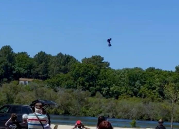 Franky Zapata em seu jetpack na hora do acidente