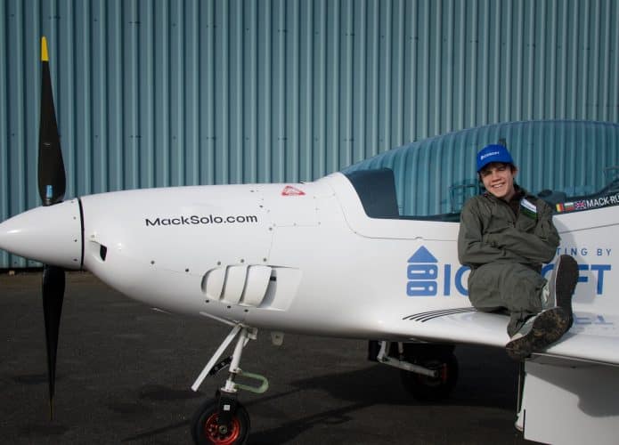 Mack, com 16 anos, que quer dar a volta ao mundo em um avião, mas que vai ter que cruzar a Rússia