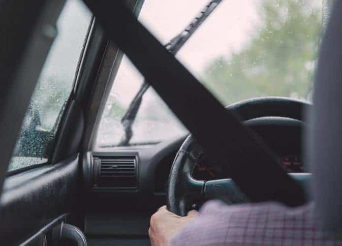Um motorista usando cinto de segurança