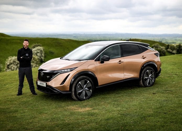 Chris Ramsey com o Nissan Ariya