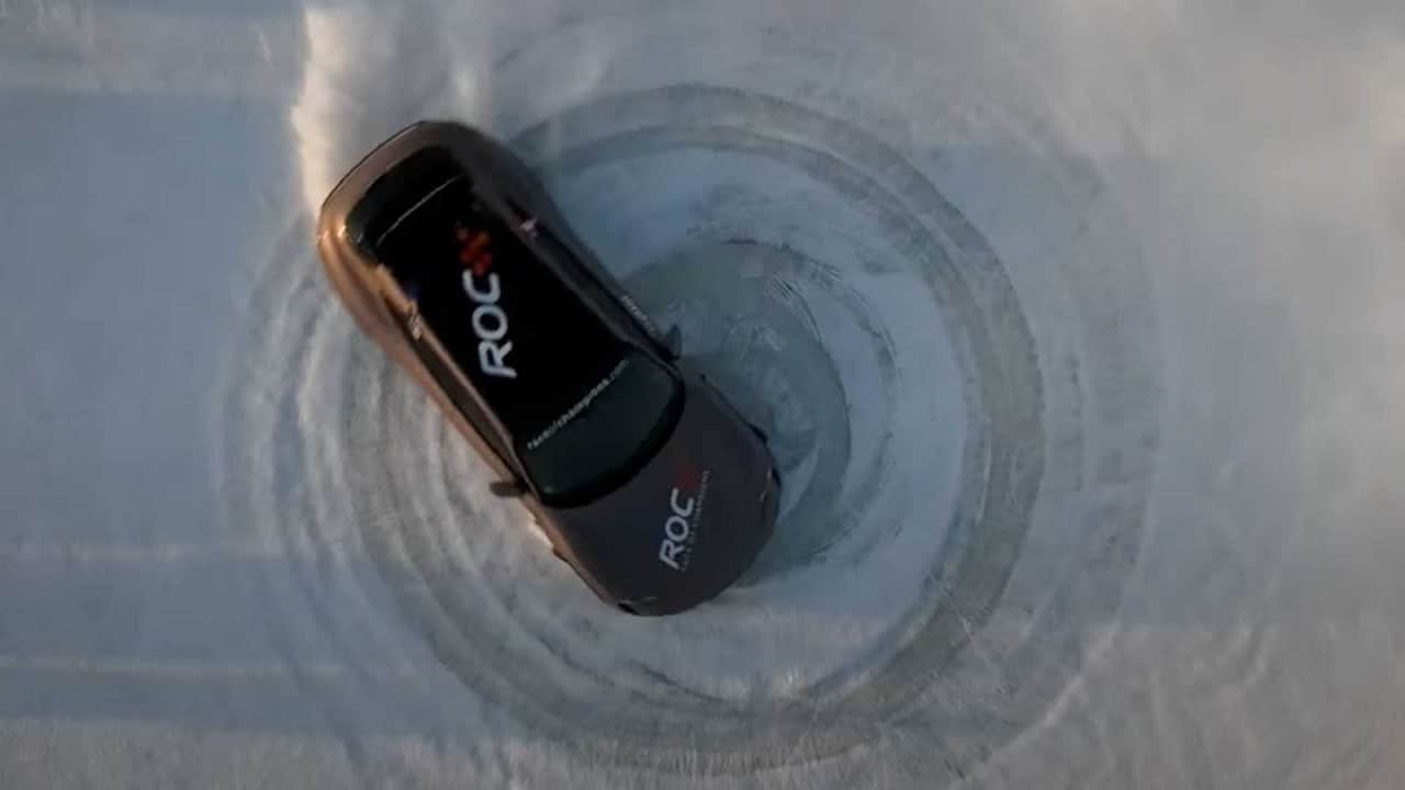 Porsche Taycan bate recorde de zerinhos no gelo; assista