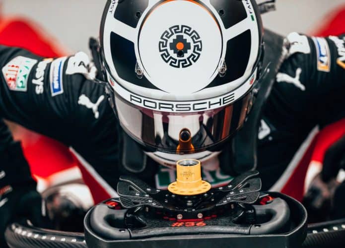 Piloto de corrida com capacete da Porsche, para ilustrar que a marca de luxo da Volkswagen vai disputar a Fórmula 1