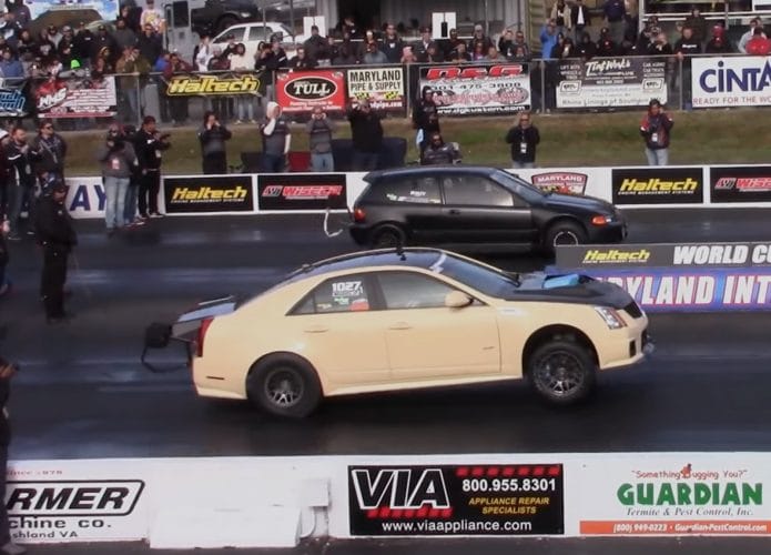 Cadillac em uma das cenas das corridas de arrancada