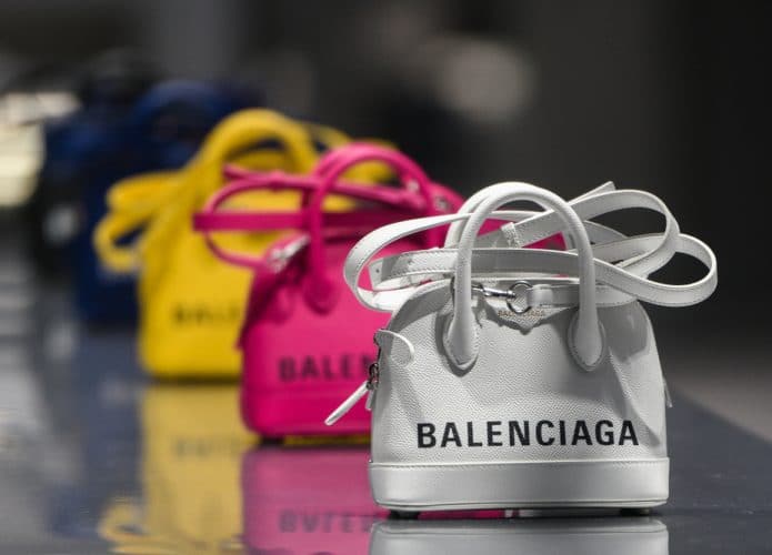 Bolsas de luxo Balenciaga em uma loja em Paris