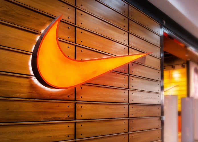 Exterior de uma loja russa de artigos esportivos exibindo o logotipo da Nike
