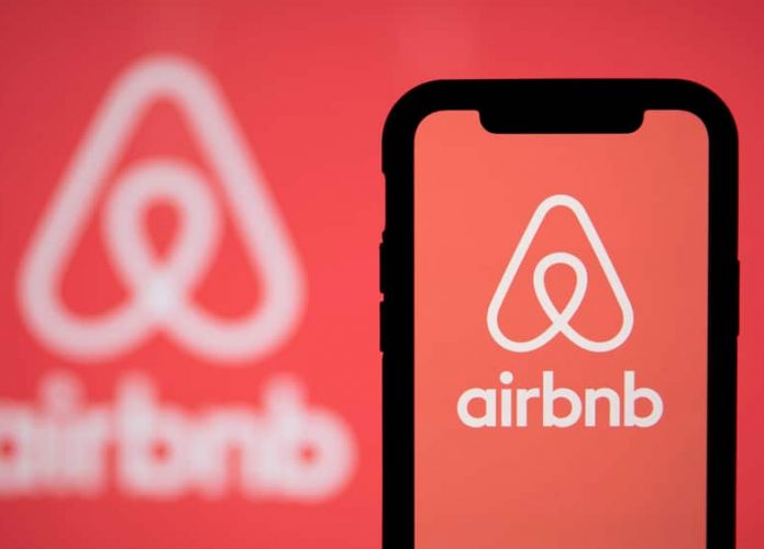 Logotipo da empresa de aluguel de temporada Airbnb em uma tela de celular