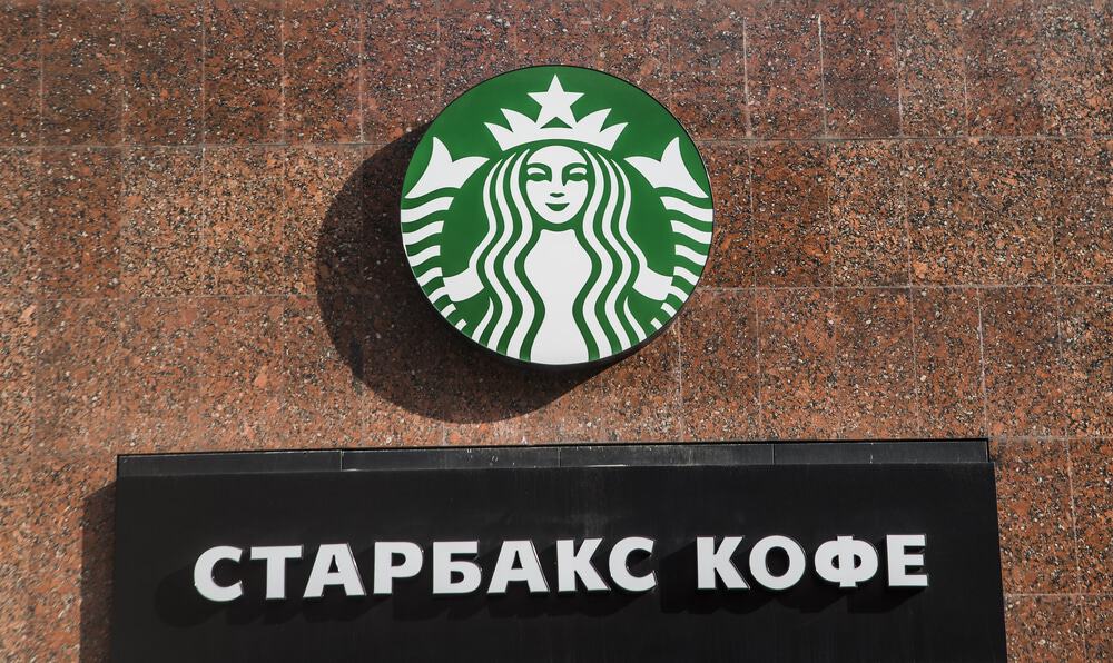 Logotipo da Starbucks em russo.