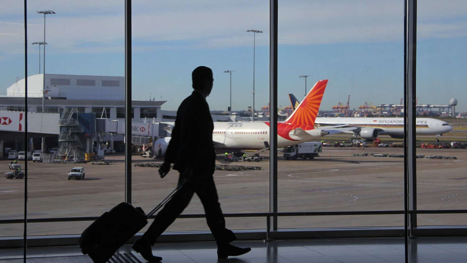 Silhueta de um passageiro de avião carregando uma mala para ilustrar a existência de uma tecnologia baseada em tomografia capaz de verificar líquidos na bagagem