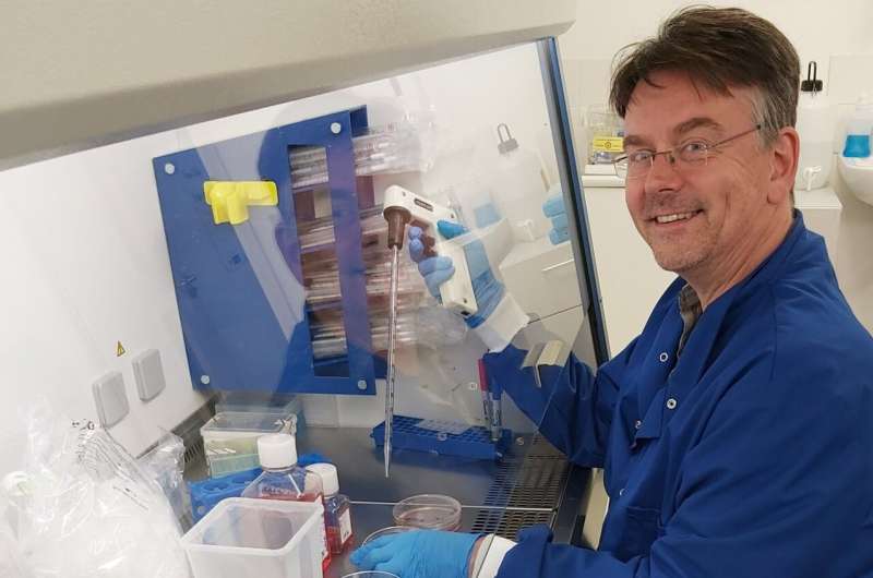 Doutor Simon Scott no laboratório
