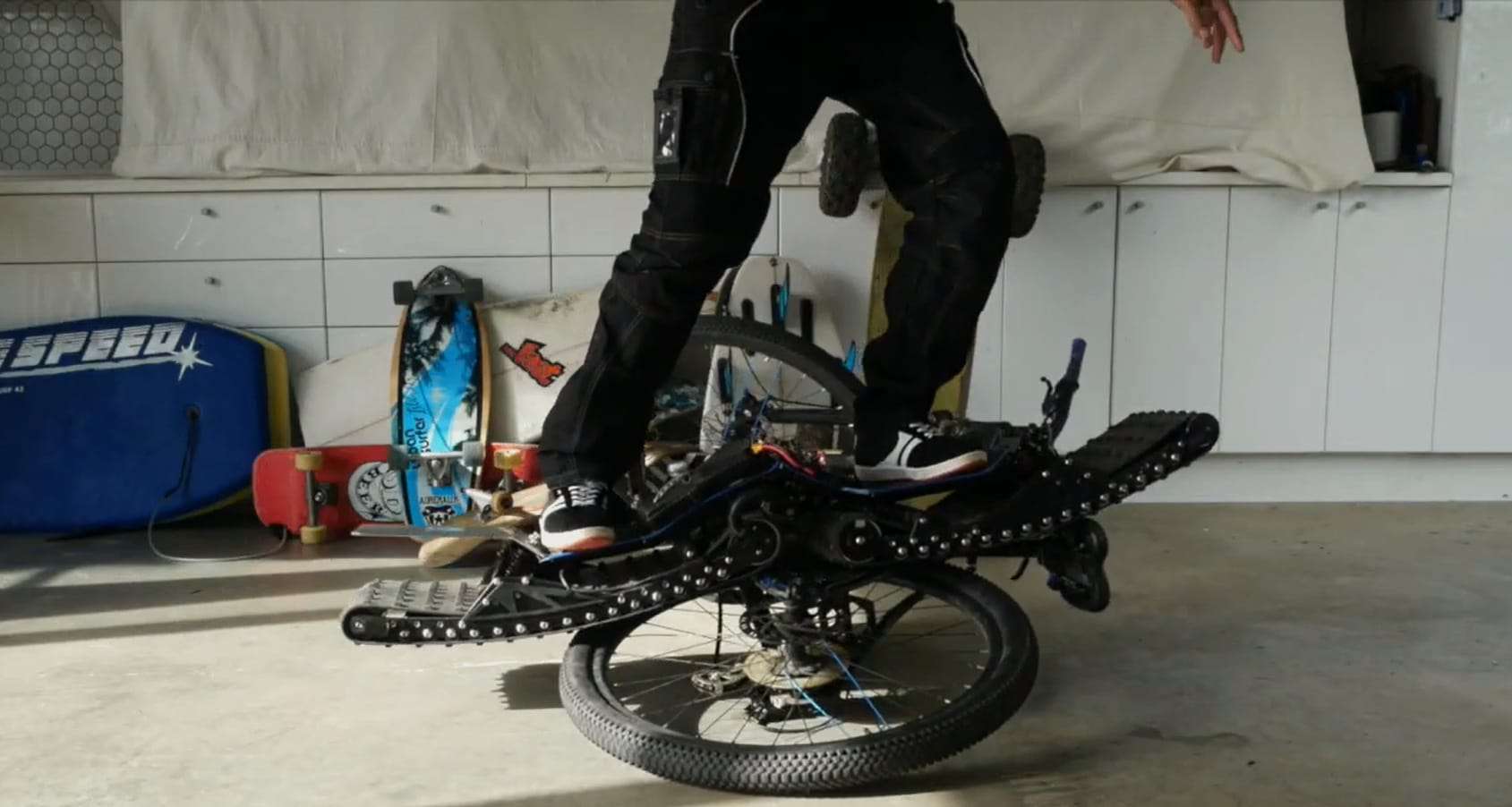 Skate elétrico off-road pode enfrentar terrenos extremos com “rodas de tanque”