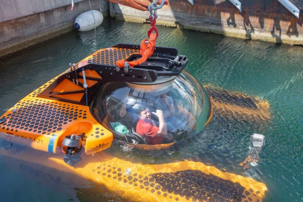 Tripulação em um mergulho com o submarino