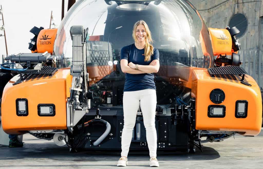 Mulher em frente de um submarino