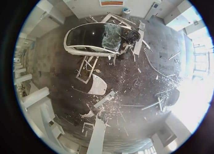 Tesla capturado por câmera interna do prédio atingido