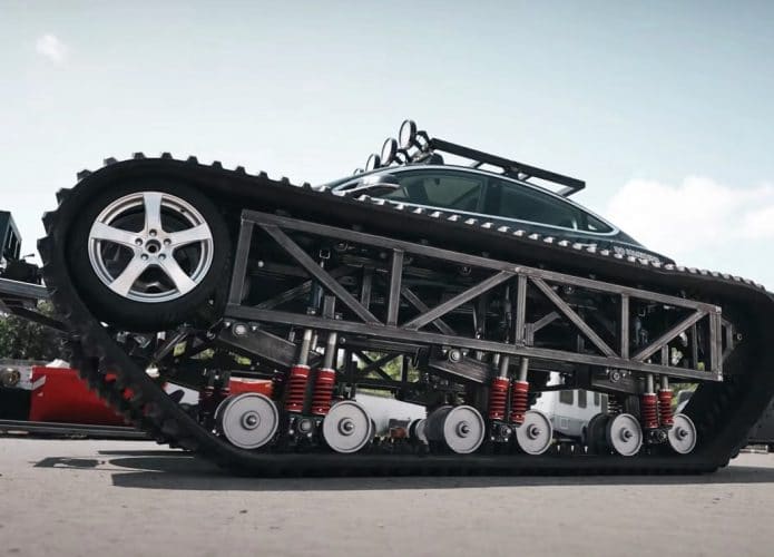 Tesla Model 3 misturado com um tanque