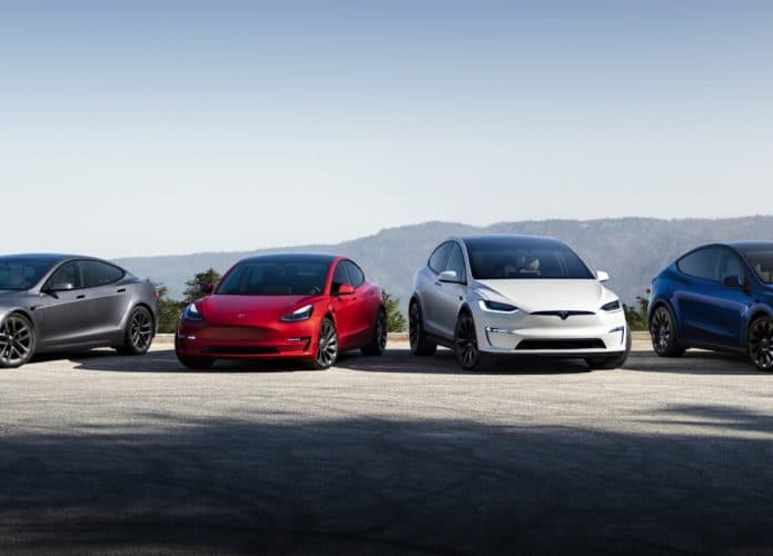 Vários carros da Tesla