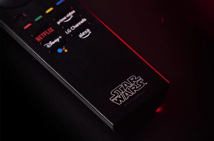 Controle da TV OLED C2 tem a marca Star Wars