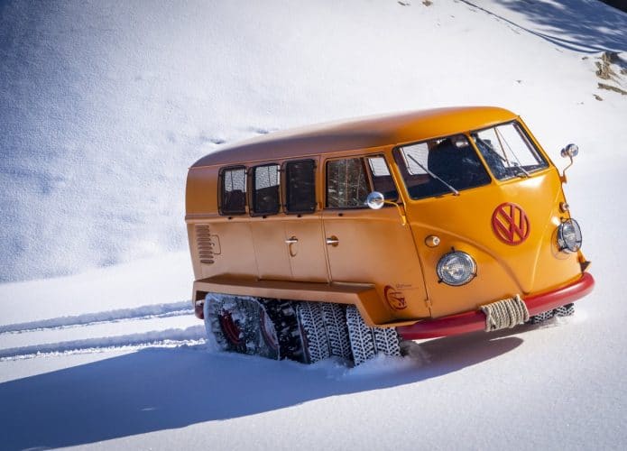Volkswagen Kombi com trilhos de tanque