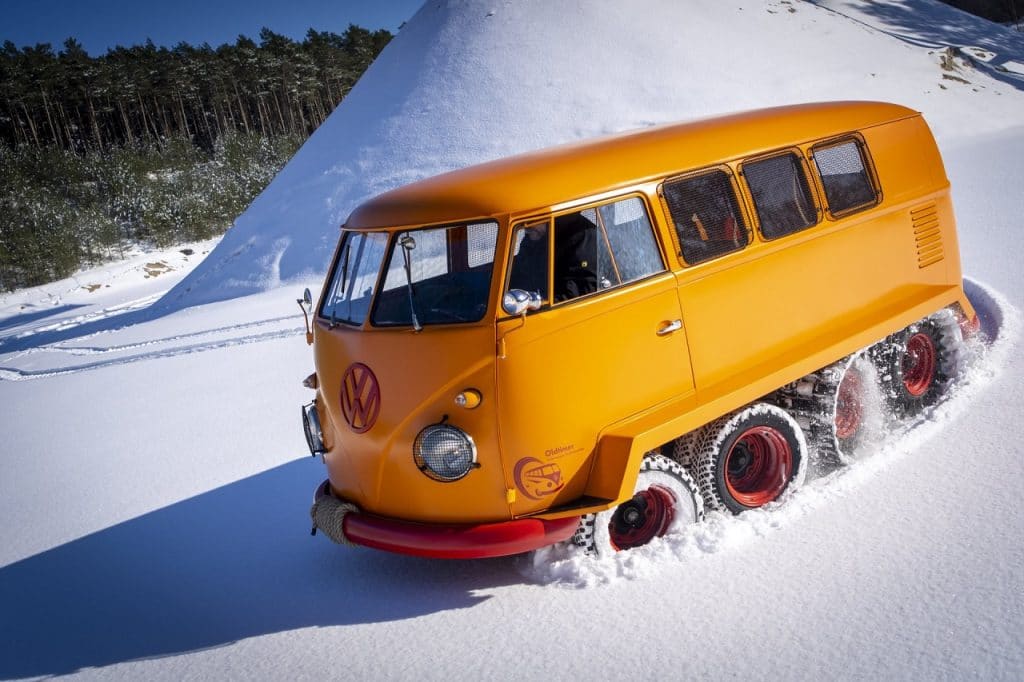 Volkswagen Kombi com trilhos de tanque