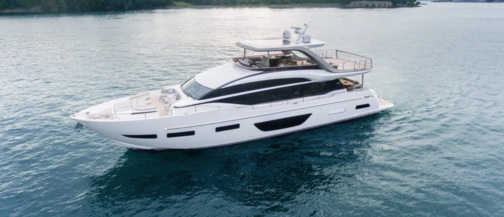 Um iate de luxo da classe Y85 da empresa Princess Yachts