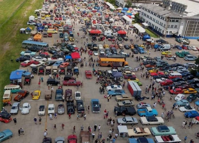 Cena do alto do encontro de carros antigos realizado no Campo de Marte em 2020