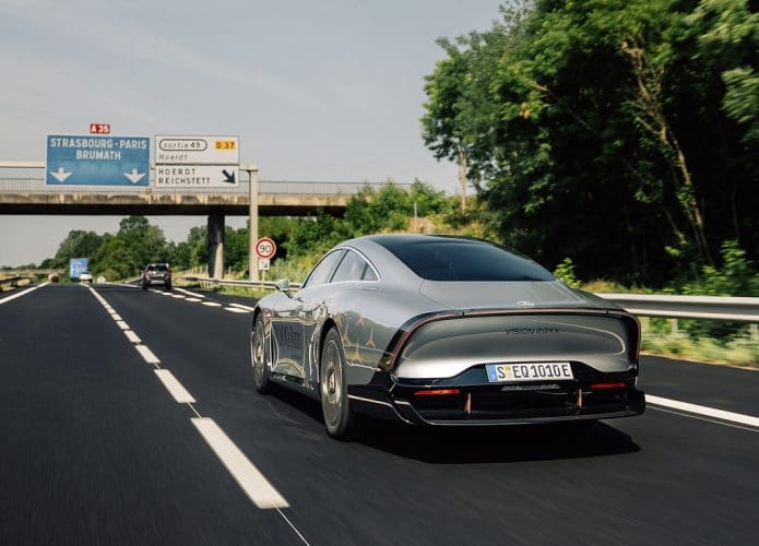 Vision EQXX da Mercedes-Benz na estrada alcançando 1.202 km de distância percorrida com uma só carga