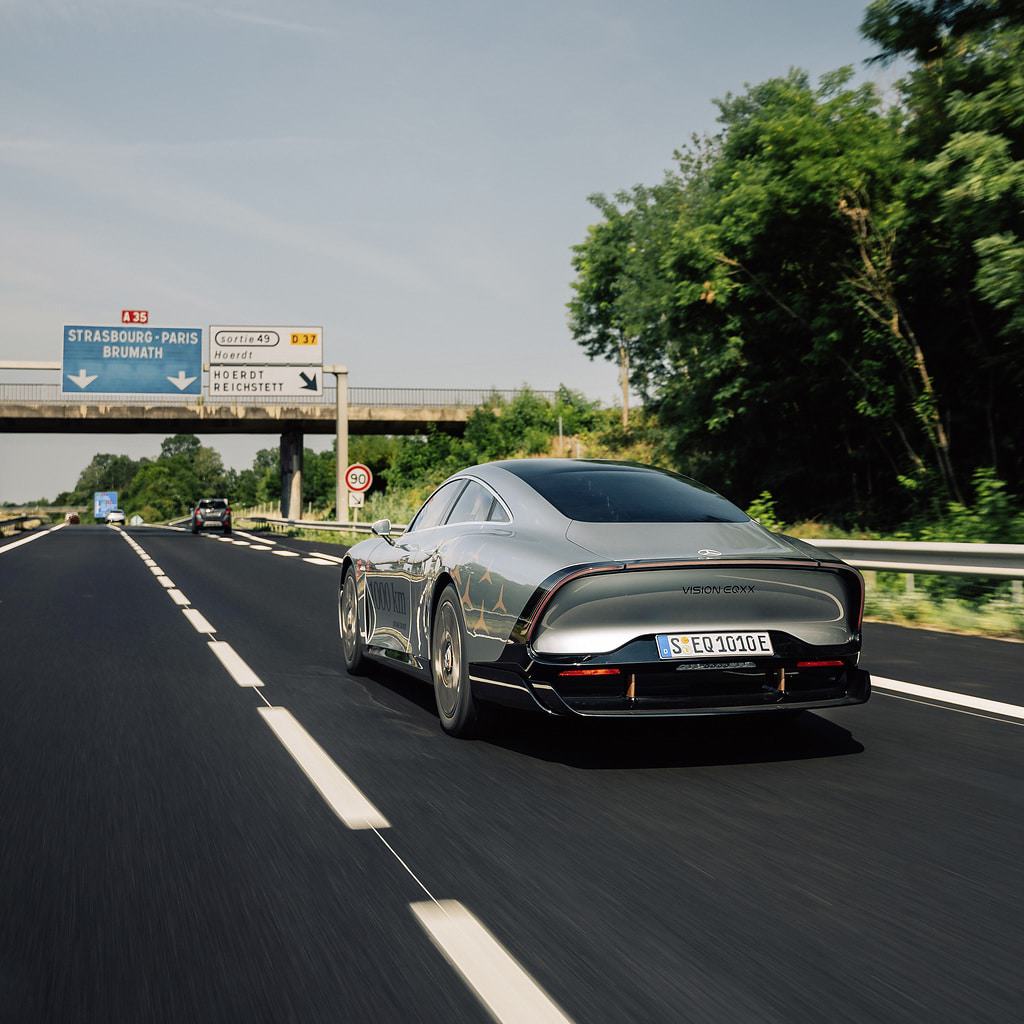 Vision EQXX da Mercedes-Benz na estrada alcançando 1.202 km de distância percorrida com uma só carga