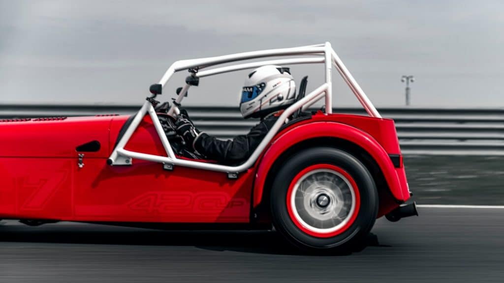 Piloto dirigindo um 420 Cup da Caterham