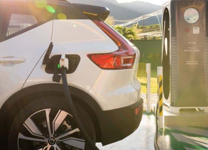 Eletroposto da Volvo sendo usado por um veículo