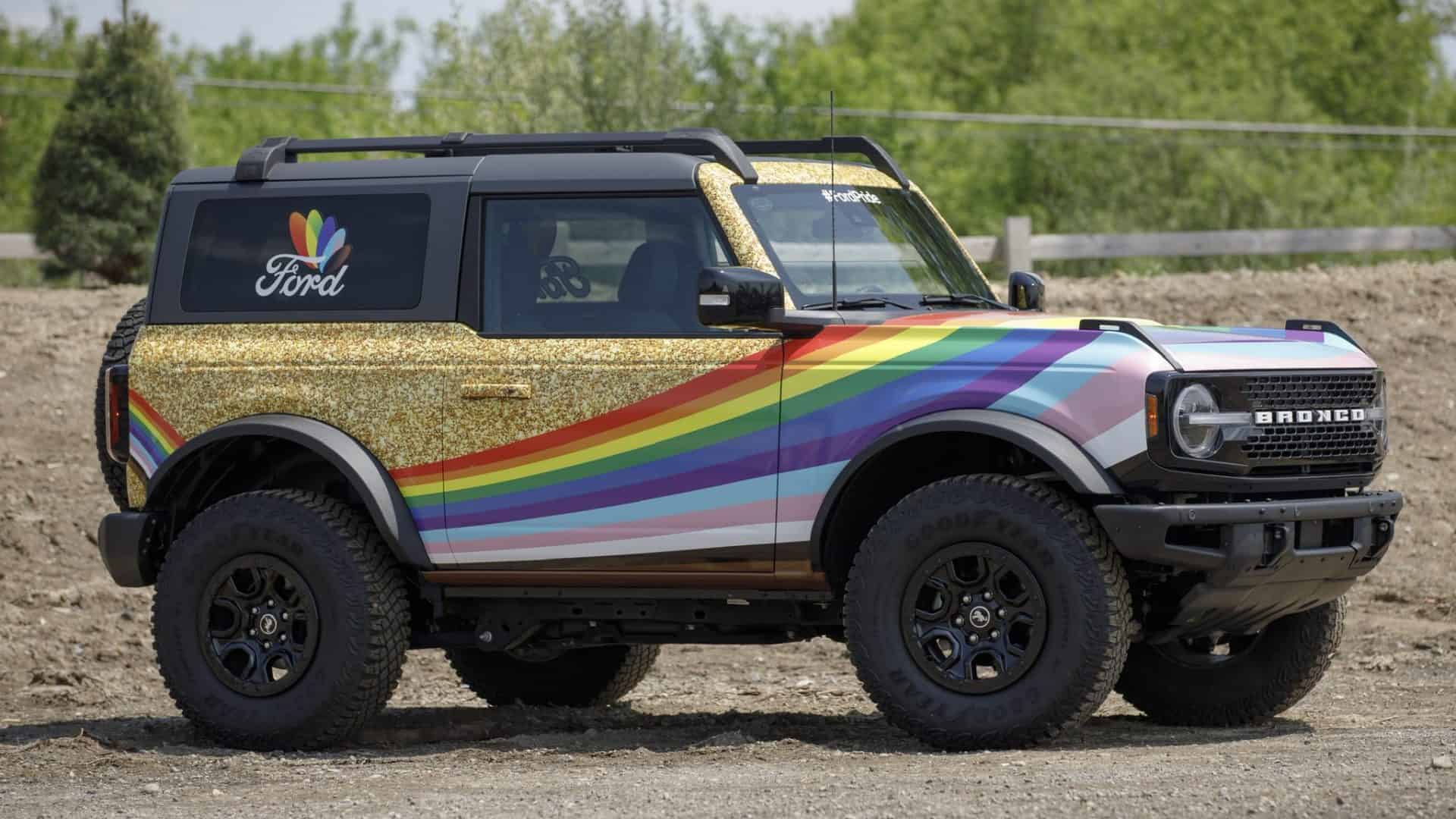 Ford Bronco do Orgulho LGBTQ+ pintado de arco-íris