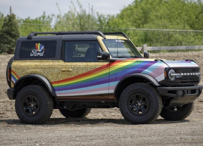 Ford Bronco do Orgulho LGBTQ+ pintado de arco-íris