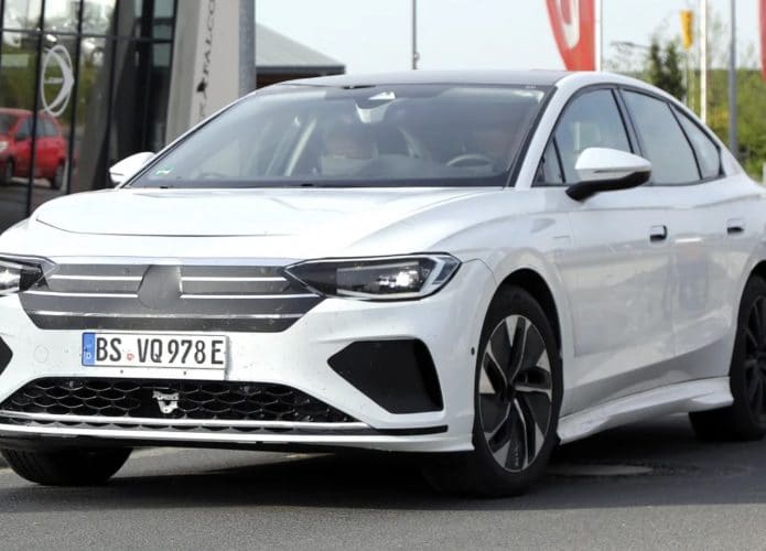 Sedan elétrico conhecido como Aero B espionado em testes