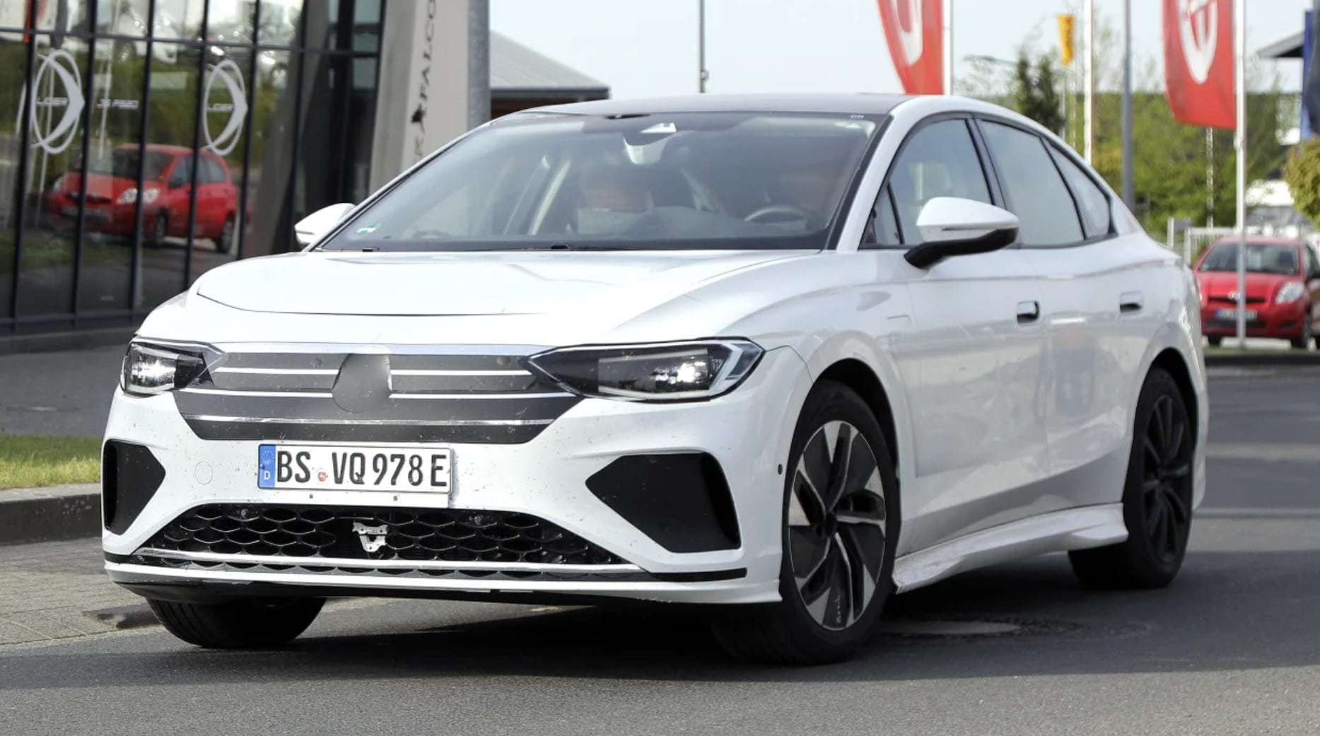 Sedan elétrico conhecido como Aero B espionado em testes