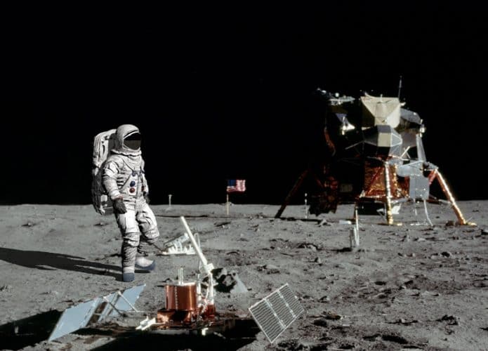astronauta-lua-695x500